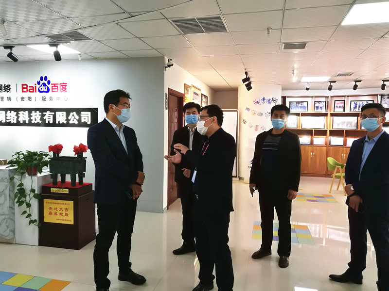 安陽市商務(wù)局副局長張躍勇，攜同天津伍創(chuàng)電子商務(wù)有限公司李富民一行蒞臨安陽青峰網(wǎng)絡(luò)參觀指導??！